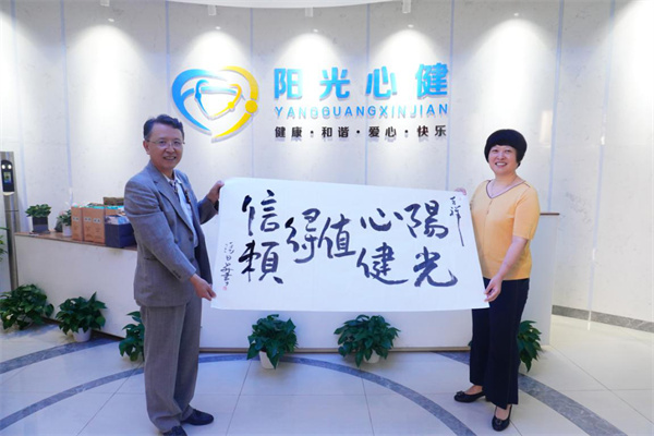 张日昇教授(左)，江俊董事长(右)