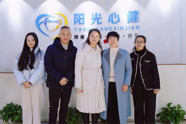 瑶海社区领导们与阳光心健负责人合影留恋