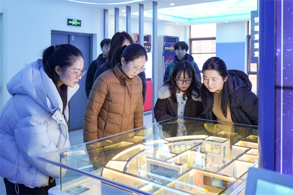 合肥职业学院领导认真聆听阳光心健 EAP 服务前沿实践介绍