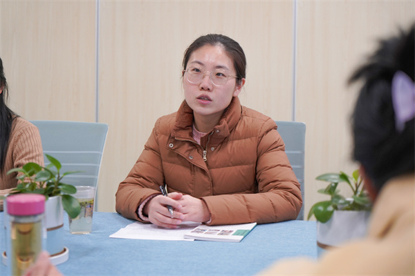 校企代表围绕社会心理服务能力建设校企合作座谈会现场