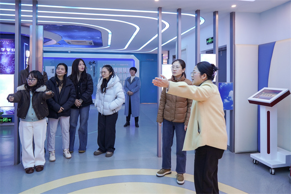 阳光心健负责人向校方介绍社会心理服务体系建设政策导向