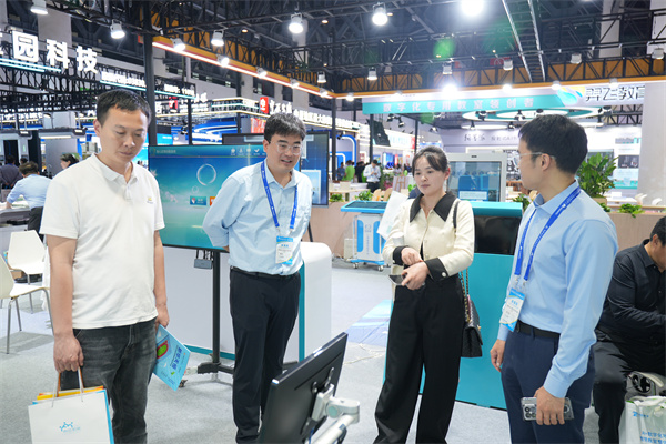 工作人员设备系统讲解实拍