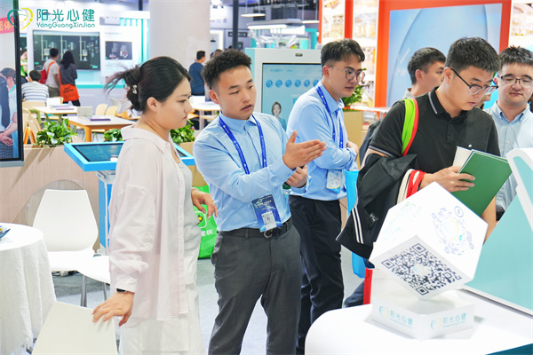 工作人员讲解AI心理终端设备功能