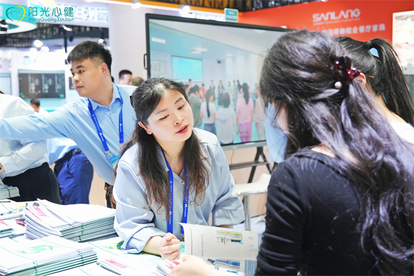 工作人员与客户一对一洽谈建设方案