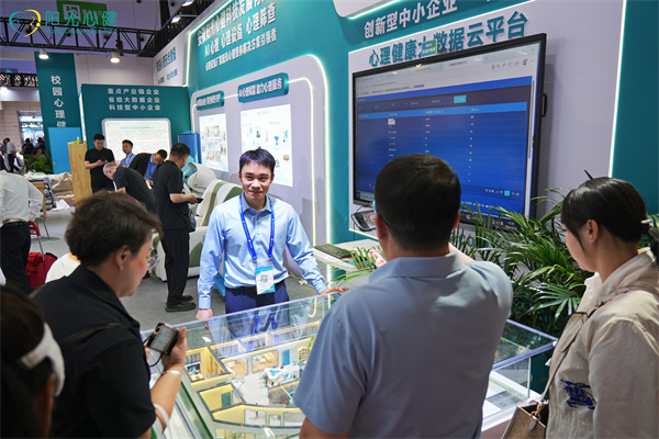 工作人员讲解校园心理中心规划沙盘