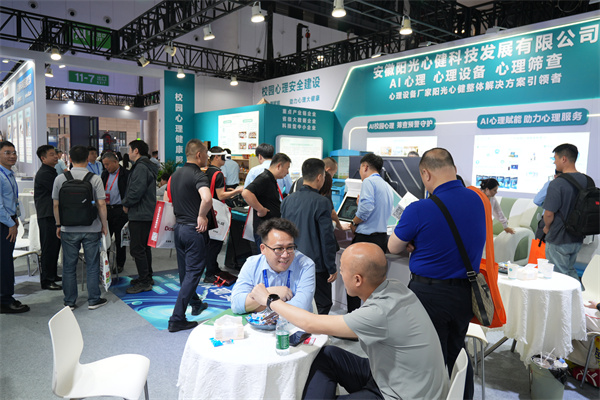 首日洽谈区客户深度沟通实拍