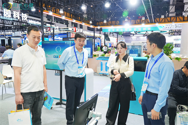 工作人员为客户演示AI心理系统功能