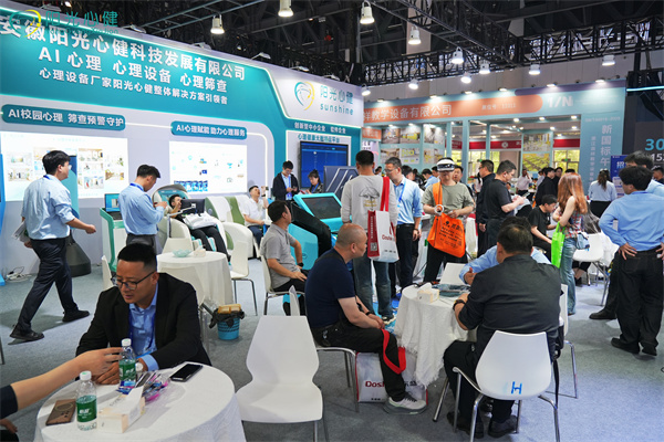 收官日洽谈区与体验区双饱和盛况