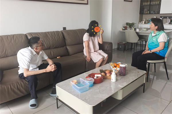 夏日入户送清凉，阳光心健走进十里社居委走访精康家庭