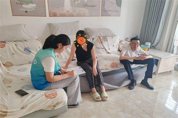 夏日入户送清凉，阳光心健走进十里社居委走访精康家庭