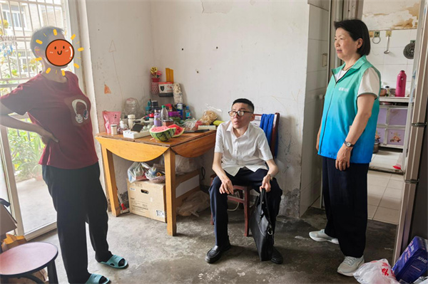 夏日入户送清凉，阳光心健走进十里社居委走访精康家庭